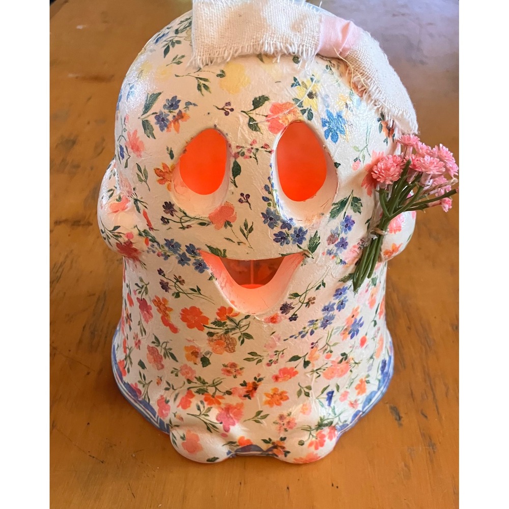 Floral Decoupage Ghost Decor White Color Changing LED Lighted Figurine Works